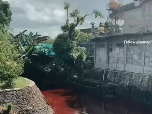 Air Sungai Denpasar Berwarna Merah Ternyata Akibat Limbah Sablon Air Sungai Denpasar Berwarna Merah Ternyata Akibat Limbah Sablon
