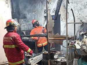 Tabung Gas Bocor, Warung Bakso di Bintaro Tangsel Terbakar Tabung Gas Bocor, Warung Bakso di Bintaro Tangsel Terbakar