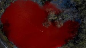 Tandai Tragedi Berdarah Ukraina, Kolam di Kedutaan Rusia Ini Jadi Merah