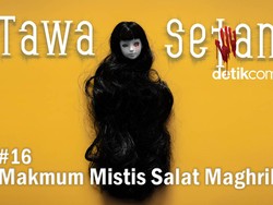 Makmum Salat Maghrib Mistis Pakai Kemeja Lurik Kotor