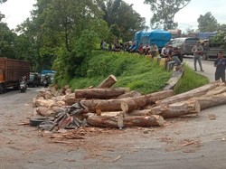 Truk Kayu Gelondongan Terbalik, Jalur Medan-Berastagi Macet Parah
