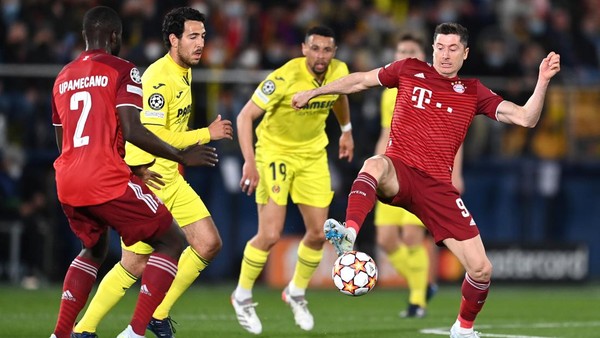VILLARREAL, SPAIN - APRIL 06: Robert Lewandowski of FC Bayern Muenchen is challenged by Daniel Parejo of Villarreal CF during the UEFA Champions League Quarter Final Leg One match between Villarreal CF and Bayern München at Estadio de la Ceramica on April 06, 2022 in Villarreal, Spain. (Photo by David Ramos/Getty Images)