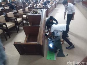Usai Ngamuk Gulingkan Meja, Anggota DPRD Kuningan Minta Maaf-Ganti Rugi Usai Ngamuk Gulingkan Meja, Anggota DPRD Kuningan Minta Maaf-Ganti Rugi
