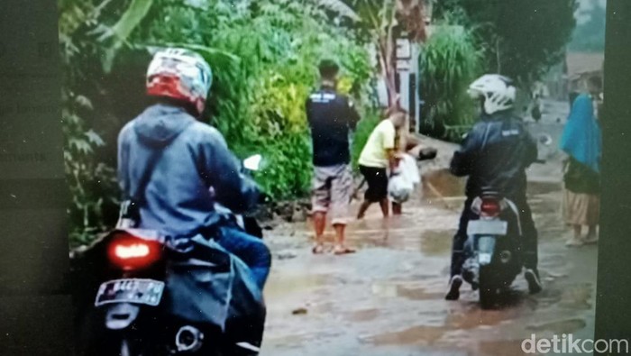 Warga Desa Gunungmanik, Tanjungsari, Sumedang menanam pohon dan menabur ikan di jalan rusak