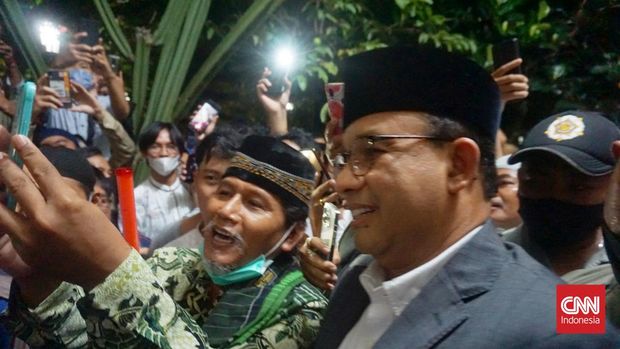 Warga menyambut Anies yang menjadi pengisi kegiatan rangkaian ibadah salat tarawih di Masjid UGM, Yogyakarta, Kamis (7/4/2022). (CNNIndonesia/Tunggul)