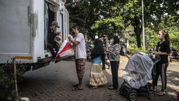 Warga Rusunawa Antre Beli Bahan Pangan Murah