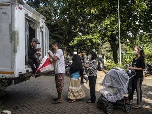 Warga Rusunawa Antre Beli Bahan Pangan Murah