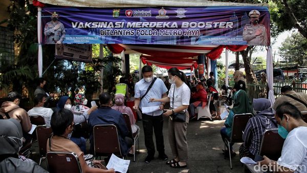 Warga Serbu Vaksin Booster Berhadiah Minyak Goreng di Kramat Jati