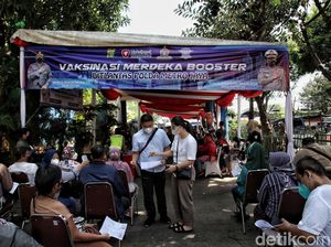 Warga Serbu Vaksin Booster Berhadiah Minyak Goreng di Kramat Jati