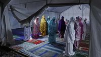 Kesederhanaan Ramadan di Pengungsian Erupsi Semeru