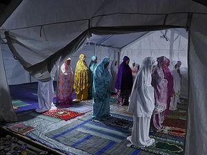 Kesederhanaan Ramadan di Pengungsian Erupsi Semeru