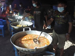 Melihat Suasana Ramadan di Tenda Pengungsian Gunung Semeru