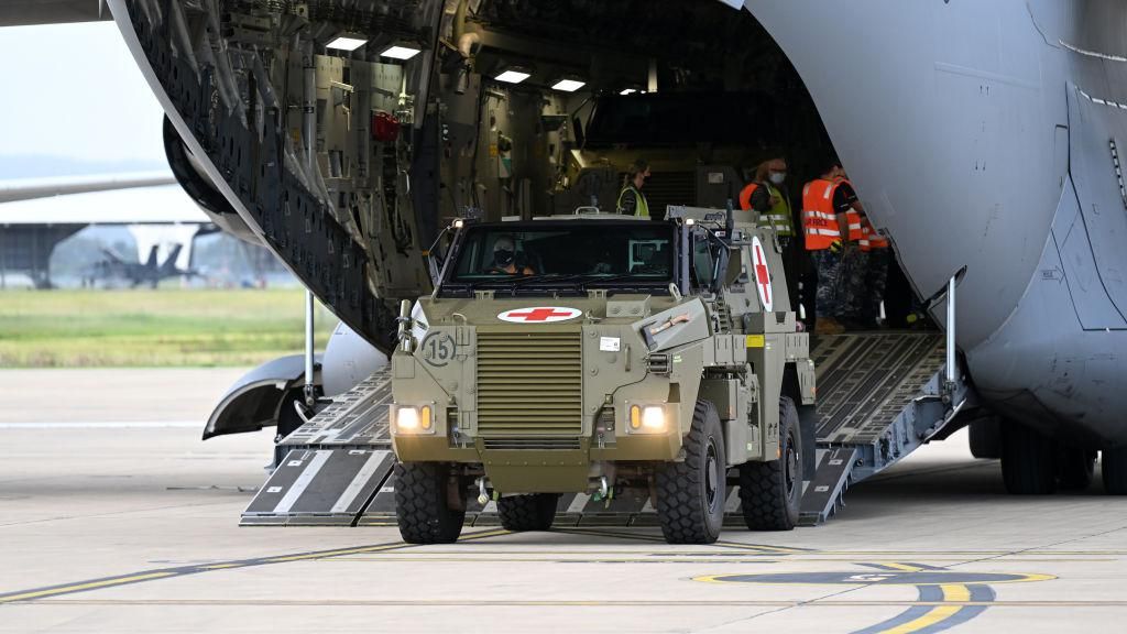 Australia Kirim 20 Mobil Lapis Baja Berlogo Palang Merah untuk Ukraina Australia Kirim 20 Mobil Lapis Baja Berlogo Palang Merah untuk Ukraina