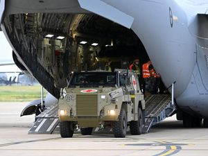 Australia Kirim 20 Mobil Lapis Baja Berlogo Palang Merah untuk Ukraina