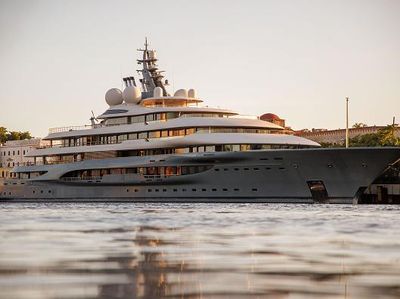 Ada Superyacht Bersandar di Dominika, Punya Miliarder Rusia?