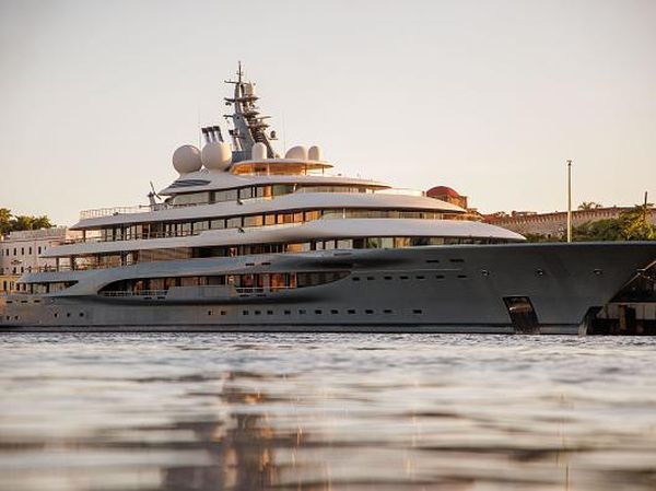 Ada Superyacht Bersandar di Dominika, Punya Miliarder Rusia?
