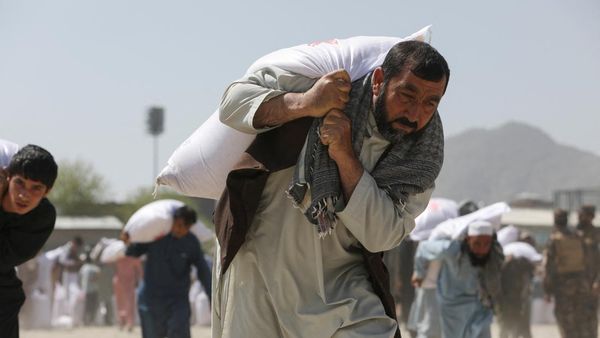 Taliban Bagi-bagi Bantuan Beras dari China