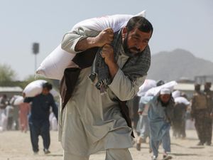 Taliban Bagi-bagi Bantuan Beras dari China
