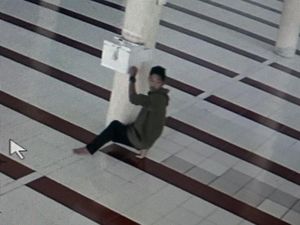 Pria di Polman Curi Isi Kotak Amal Masjid, Aksinya Terekam CCTV Pria di Polman Curi Isi Kotak Amal Masjid, Aksinya Terekam CCTV