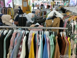 Ramai Pengunjung, Penjual Busana Muslim di Baltos Bandung Laris Manis