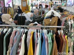 Ramai Pengunjung, Penjual Busana Muslim di Baltos Bandung Laris Manis Ramai Pengunjung, Penjual Busana Muslim di Baltos Bandung Laris Manis