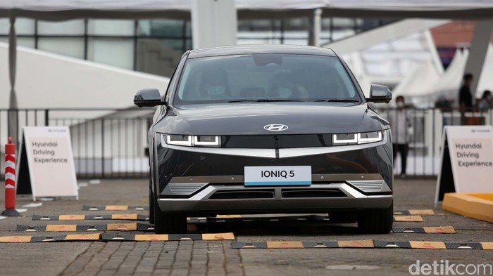 Mobil listrik Hyundai Ioniq 5 menguras perhatian hadirin Indonesia International Motor Show (IIMS) Hybrid 2022. Tak sedikit yang ingin tau ingin mengendarainya.