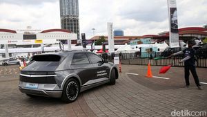Antusias Pengunjung IIMS 2022 Jajal Hyundai Ioniq 5