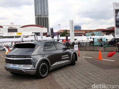 Antusias Pengunjung IIMS 2022 Jajal Hyundai Ioniq 5