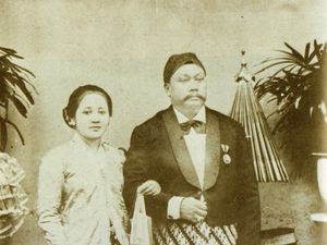 Biografi RA Kartini Singkat, Pejuang Emansipasi yang Tergambar dari Surat-suratnya Biografi RA Kartini Singkat, Pejuang Emansipasi yang Tergambar dari Surat-suratnya