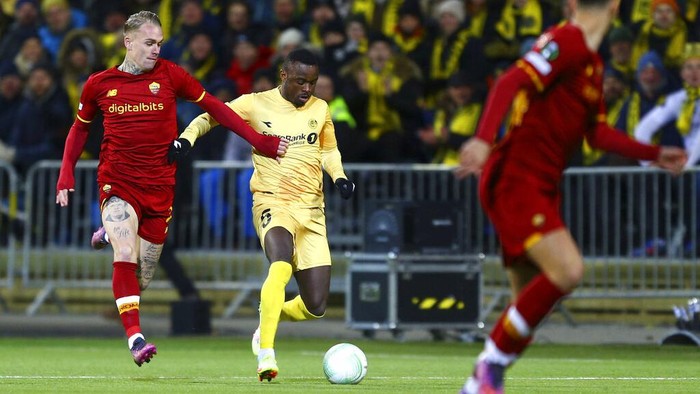 AS Roma Tumbang di Kandang Bodo/Glimt Bodo Glimt's Hugo Vetlesen, Ulrik Saltnes, Brice Wembangomo Runar Espejord and Elias Kristoffersen Hagen celebrate a goal during the Europa Conference League quarterfinal soccer match between Bodo Glimt and AS Roma at Aspmyra stadium, Bodo, Norway, Thursday April 7, 2022. (Mats Torbergsen/NTB via AP)