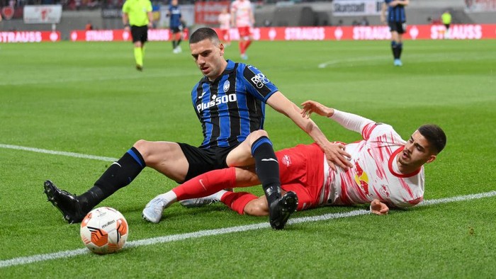 LEIPZIG, GERMANY - APRIL 07: Merih Demiral of Atalanta is challenged by Andre Silva of RB Leipzig during the UEFA Europa League Quarter Final Leg One match between RB Leipzig and Atalanta at Football Arena Leipzig on April 07, 2022 in Leipzig, Germany. (Photo by Stuart Franklin/Getty Images)
