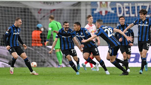 LEIPZIG, GERMANY - APRIL 07: Luis Muriel of Atalanta B.C. celebrates after scoring their sides first goal during the UEFA Europa League Quarter Final Leg One match between RB Leipzig and Atalanta at Football Arena Leipzig on April 07, 2022 in Leipzig, Germany. (Photo by Stuart Franklin/Getty Images)