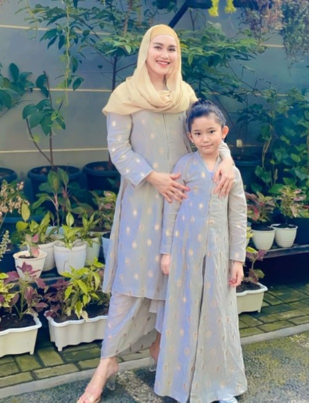 Ayu Ting Ting dan Bilqis/Foto : instagram.com/ayutingting92 Ayu Ting Ting dan Bilqis kompakan mengenakan baju muslim berwarna abu-abu