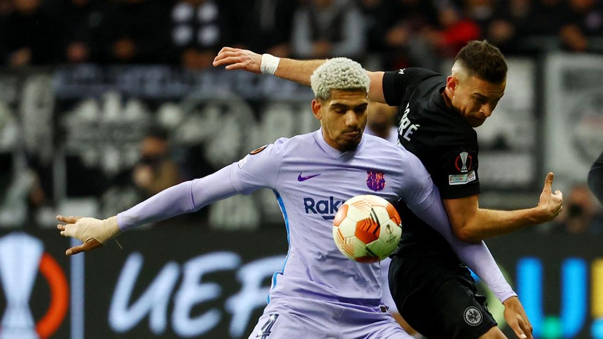 Barcelona saat dijamu Frankfurt di leg pertama. Foto: REUTERS/Kai Pfaffenbach