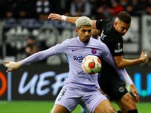 Barcelona Ditahan Imbang 10 Pemain Frankfurt Barcelona Ditahan Imbang 10 Pemain Frankfurt