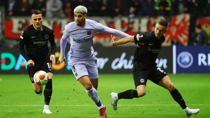 Soccer Football - Europa League - Quarter Final - First Leg - Eintracht Frankfurt v FC Barcelona - Deutsche Bank Park, Frankfurt, Germany - April 7, 2022 Eintracht Frankfurt's Tuta is shown a red card by referee Srdjan Jovanovic REUTERS/Kai Pfaffenbach