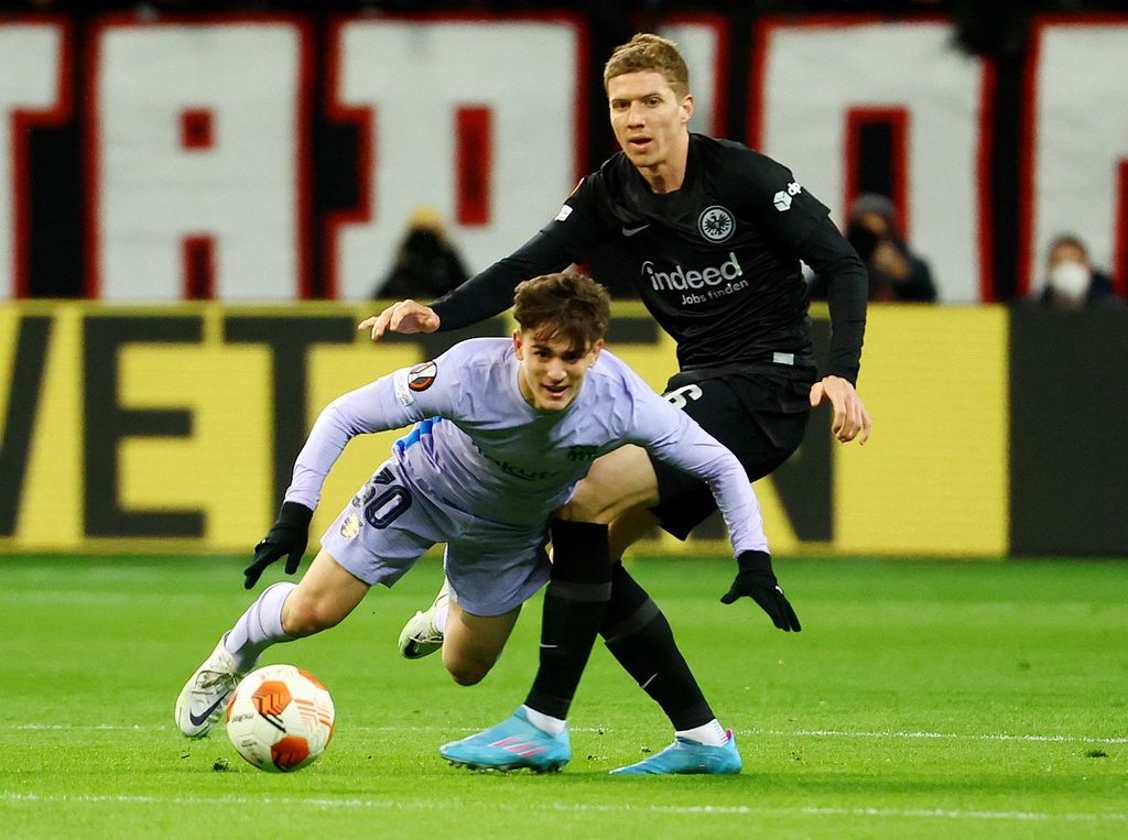 Soccer Football - Europa League - Quarter Final - First Leg - Eintracht Frankfurt v FC Barcelona - Deutsche Bank Park, Frankfurt, Germany - April 7, 2022 Eintracht Frankfurt's Tuta is shown a red card by referee Srdjan Jovanovic REUTERS/Kai Pfaffenbach