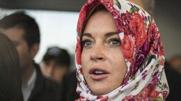 Bikin Adem, 6 Artis Hollywood Pernah Tampil Pakai Hijab