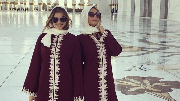 Bikin Adem, 6 Artis Hollywood Pernah Tampil Pakai Hijab