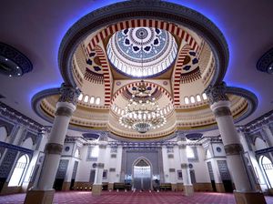 Bikin Betah Saat Ibadah, Suasana Masjid di Dubai Ini Adem Banget