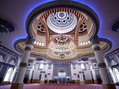 Bikin Betah Saat Ibadah, Suasana Masjid di Dubai Ini Adem Banget