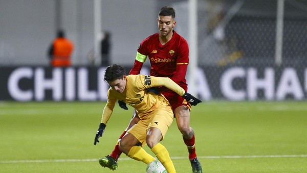 Bodo Glimts Hugo Vegard Vetlesen, front and Romas Lorenzo Pellegrini battle for the ball during the Europa Conference League quarterfinal soccer match between Bodo Glimt and AS Roma at Aspmyra stadium, Bodo, Norway, Thursday April 7, 2022. (Mats Torbergsen/NTB via AP)