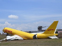Pesawat Boeing 757 Tergelincir Saat Mendarat dan Patah Jadi Dua