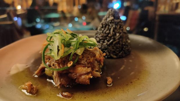Bukber Arts Cafe by Raffles Arts Cafe by Raffles menawarkan berbuka dengan menu khas Nusantara, tetapi dengan teknik pengolahan dan bahan berbeda. Sei Sapi en Croute, misal, yakni sei sapi yang dibungkus dengan daun singkong dan puff pastry.