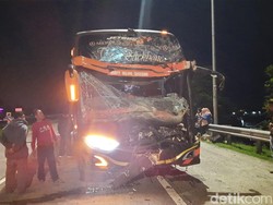 Sopir Ngantuk, Bus Tabrak Truk di Tol Jombang-4 Penumpang Luka