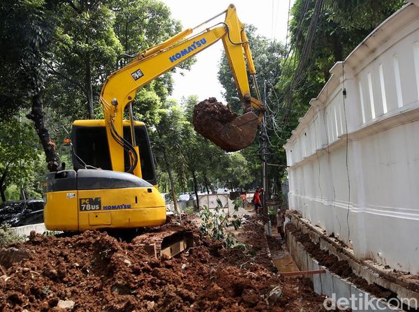 Cegah Banjir, Saluran Air Dibangun di Jalan Pattimura Jaksel