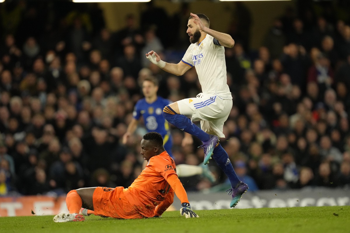 Thibaut Courtois bersimpati kepada Edouard Mendy usai blunder dalam kekalahan Chelsea dari Real Madrid 1-3. (Foto: AP/Kirsty Wigglesworth)
