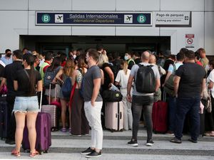 Keramaian Bandara San Jose Usai Insiden Pesawat Patah