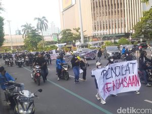 Snapshots: Aksi Massa Mahasiswa Dorong Motor ke Kantor Ganjar