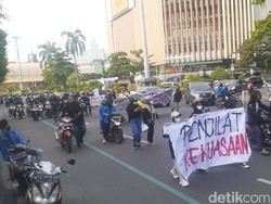 Snapshots: Aksi Massa Mahasiswa Dorong Motor ke Kantor Ganjar